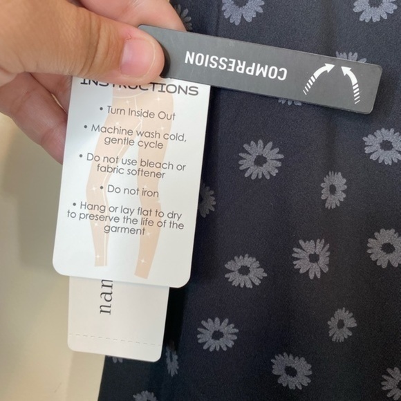 Nanette Lepore Play Black Daisy Foil 7/8 Leggings‎ Size Large. - Picture 5 of 7